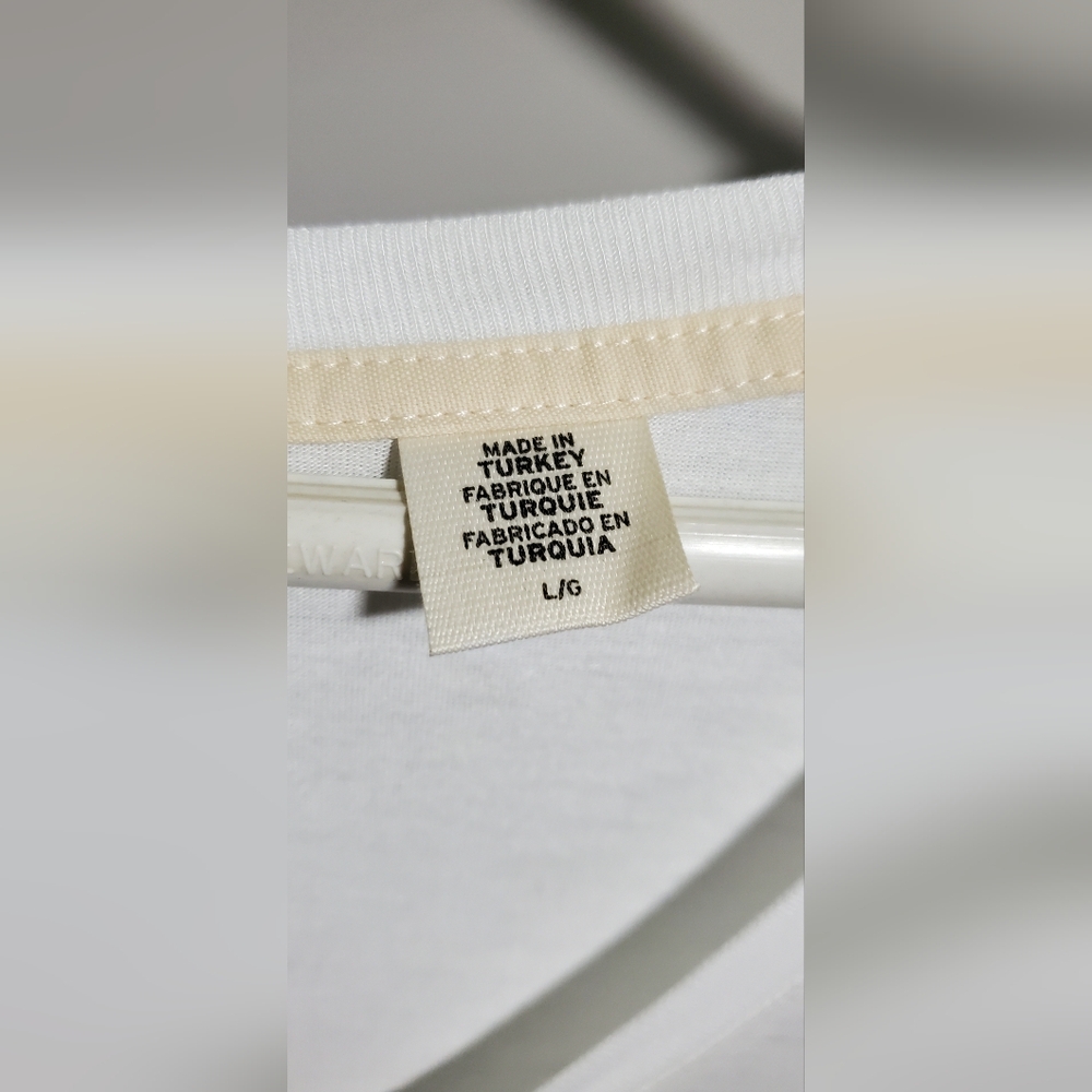 NWT Medium & Large Levi's Women's White V-Neck T-Shirt Relaxed Fit - Picture 9 of 16
